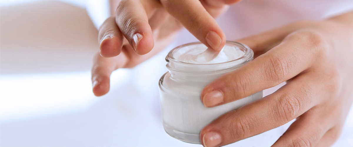 hands applying moisturiser 